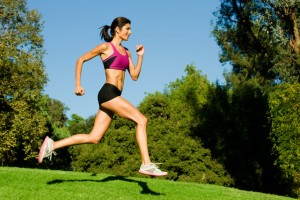 mujer-corriendo-en-el-parque-con-ropa-rosa