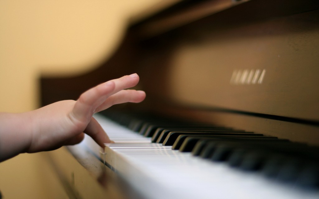 child-finger-playing-piano