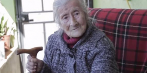 mujer, 60 años con bebe