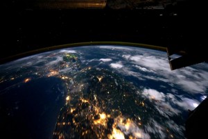 1280px--La_Tierra_de_noche_desde_el_espacio.ogv