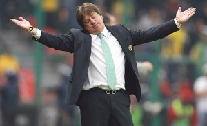 131018121107-miguel-herrera-mexican-national-coach-victor-manuel-vucetich-fired-single-image-cut
