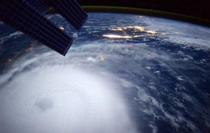 En-su-cuenta-de-Twitter-Kelly-señaló-que-el-fenómeno-fue-captado-azotando-Bahamas-así-como-su-desplazamiento.