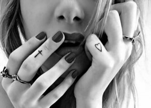 tatuajes-pequenos-mano-cruz-y-corazon