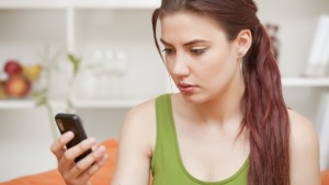 chica-viendo-celular