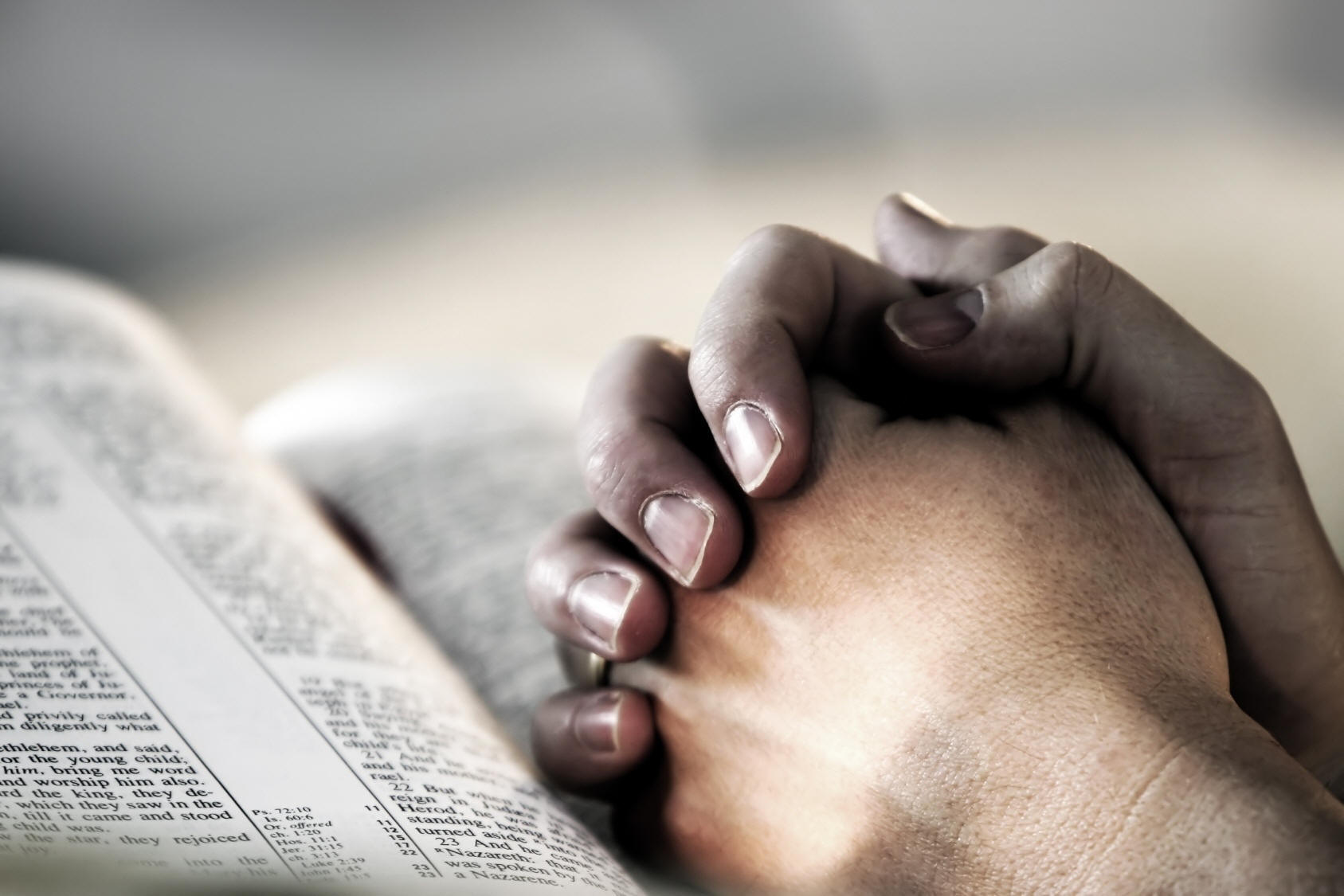 fotolia20praying20hands20on20bible