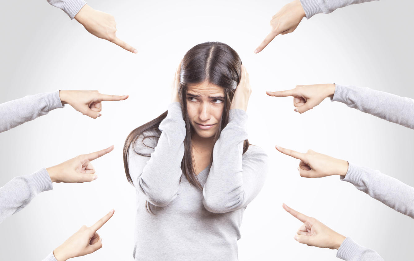ir-de-victima-y-culpar-a-los-demas-de-todos-nuestros-problemas-es-lo-mas-facil-pero-tiene-serias-consecuencias-istock