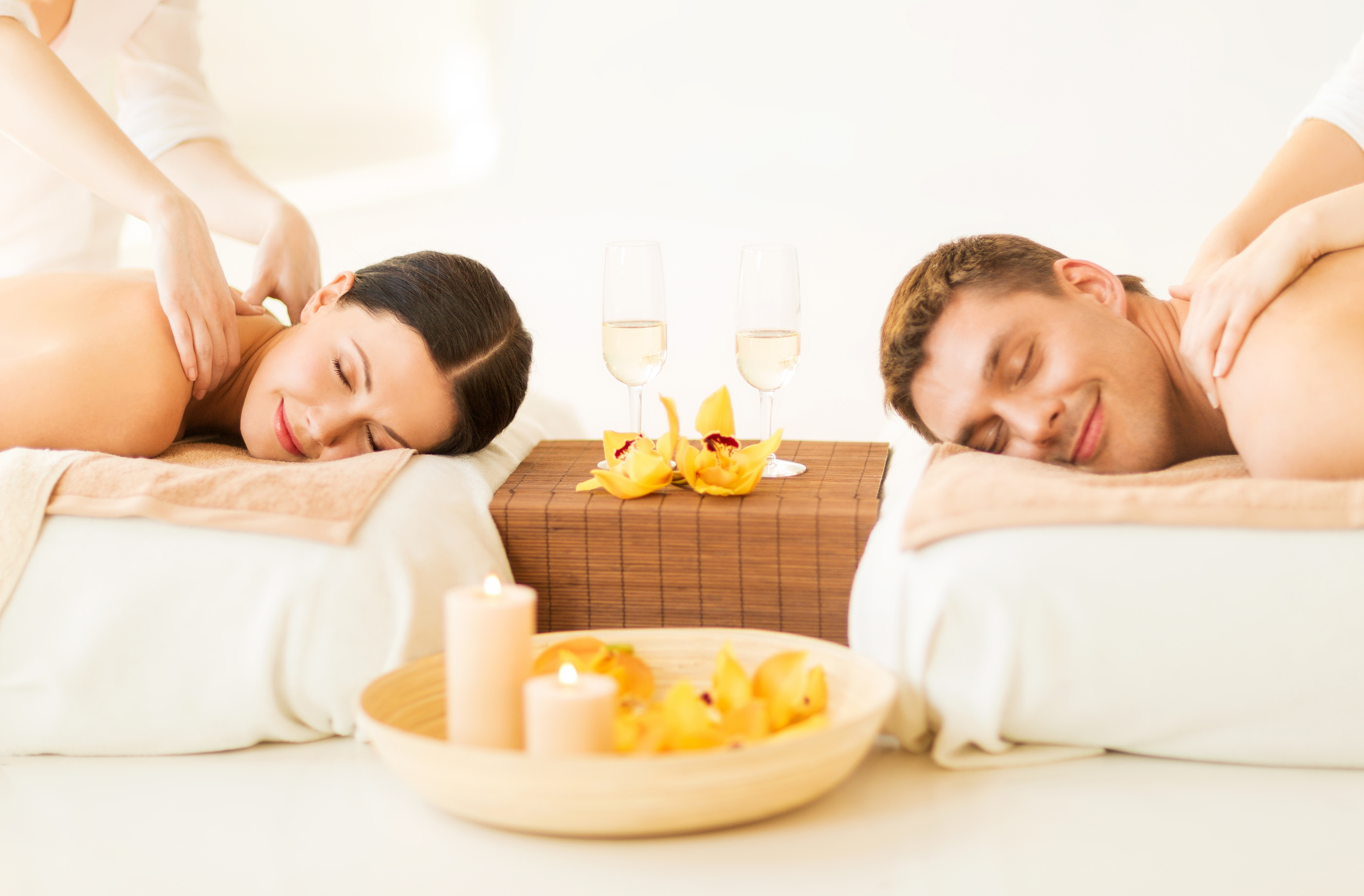 picture of couple in spa salon getting massage