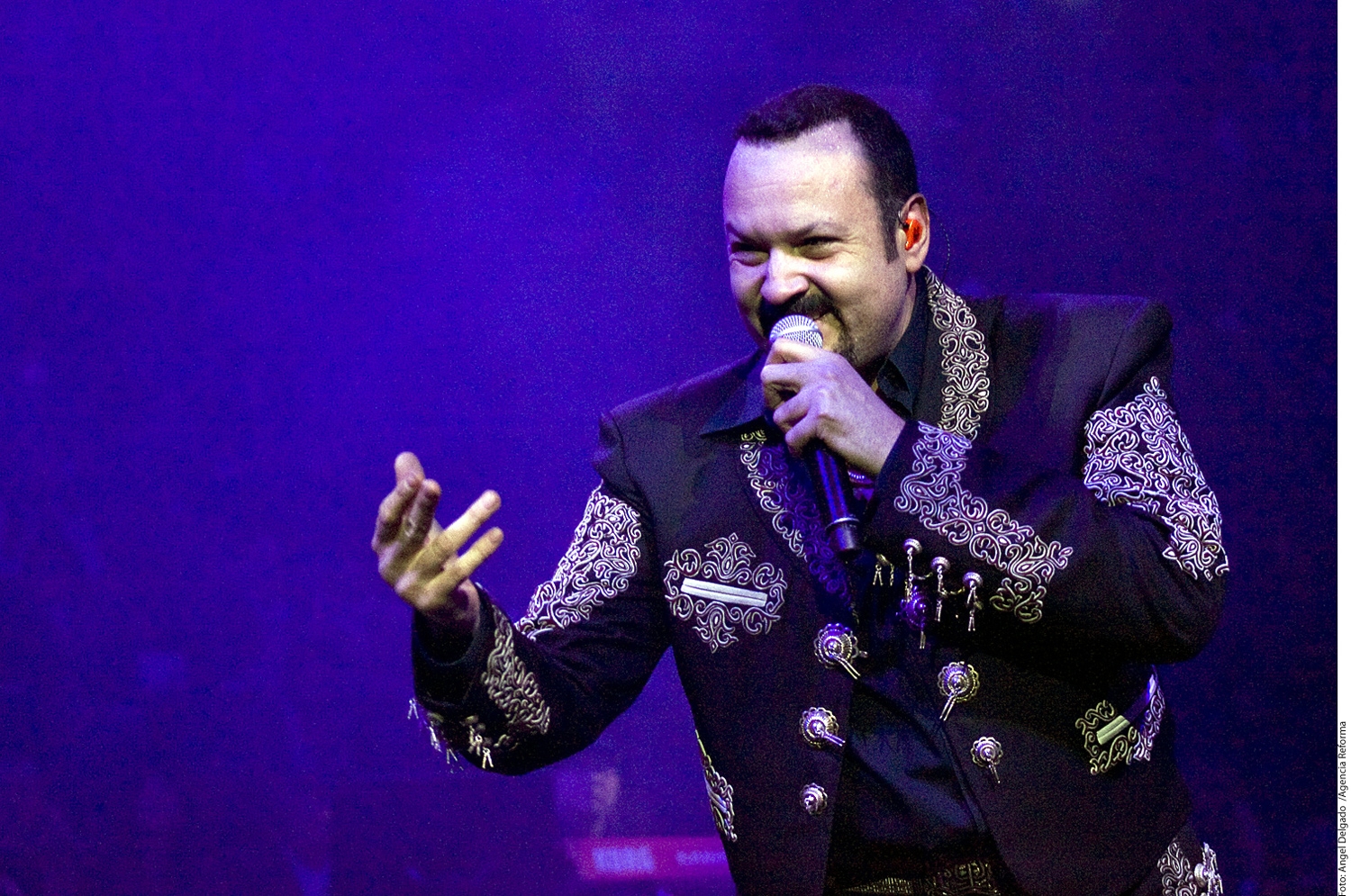 ¡Si eres compositor, Pepe Aguilar te está buscando! Kebuena
