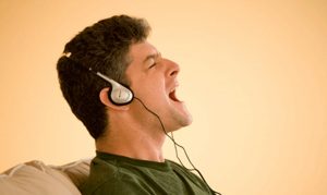 Gente-cantando-y-bailando-al-son-de-su-canción-favorita-¡GRACIOSÍSIMO