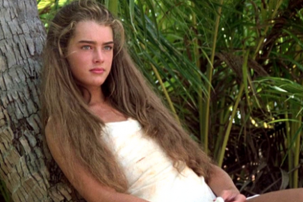 Brooke Shields, quien interpretó a Emmeline en la película ochentera “La Laguna Azul, sorprendió a todos con una fotografía en bikini.