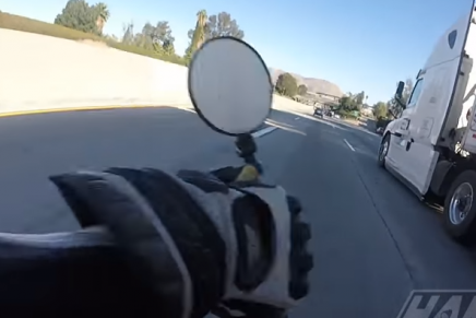 Motociclista casi es aplastado por trailer al perder el control de su moto.