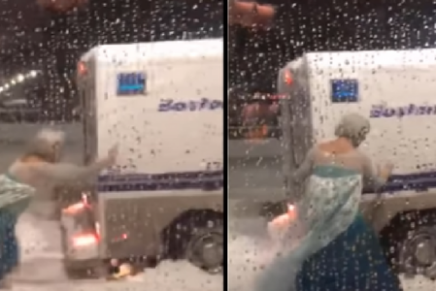 "La princesa Elsa" de "Frozen" ayuda a policías a desatascar su camión.