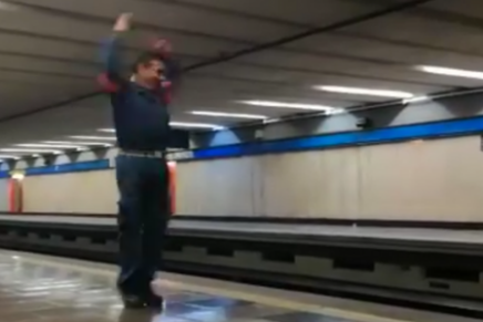 Un empleado técnico del metro de la Ciudad de México diviérte a sus compañeros y a la gente con unos pasos de baile que te harán el día.