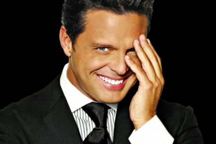 Mira cómo luce el actor Diego Boneta al interpretar al cantante Luis Miguel en la nueva bioserie que promete ser un éxito.