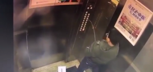 Un niño en China roció con su propia orina los botones del elevador