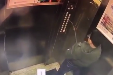 Un niño en China roció con su propia orina los botones del elevador