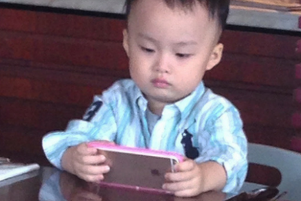 Un niño bloqueó el teléfono iPhone de su madre por los siguientes 47 años.