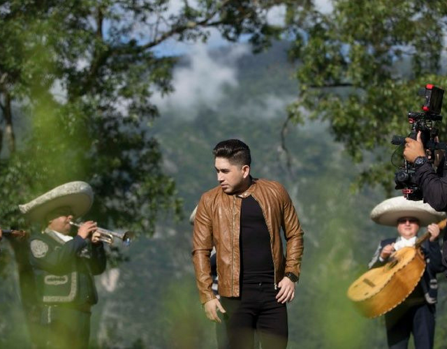 El Bebeto mostró en varias imágenes algunos de los adelantos de lo que será su próximo y más nuevo sencillo, algo que tiene muy contentos a sus seguidores. Por qué dejaste que te amara.