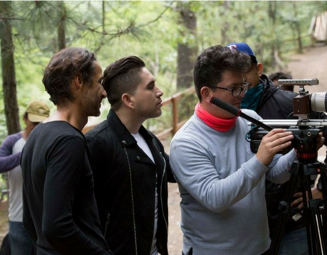 El Bebeto mostró en varias imágenes algunos de los adelantos de lo que será su próximo y más nuevo sencillo, algo que tiene muy contentos a sus seguidores. Por qué dejaste que te amara.