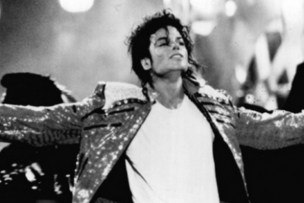 Michael Jackson es muy bien recordado con el paso Moonwalk. Ahora subastan los zapatos con que lo hizo por primera vez.