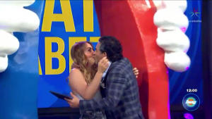 En pleno programa en vivo Raúl Araiza demostró su amor por la conductora quien quedó impactada.