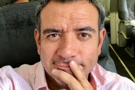 Héctor Sandarti soprendió a sus seguidores con un emotivo mensaje recientemente, ahora sorprende anunciando el nuevo trabajo que tendrá.