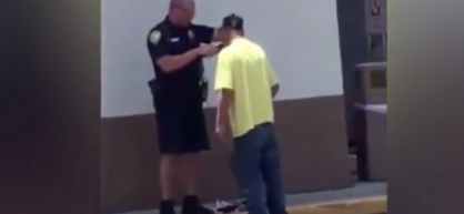 Policía arregla a hombre en situación de calle y se hace viral