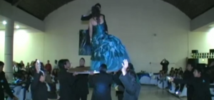 Quinceañera en pleno vals enseña todito y se hace viral