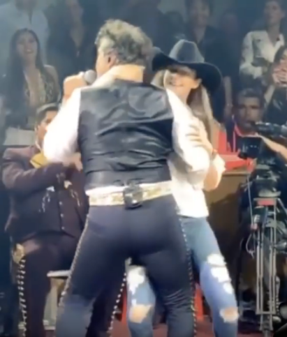 Alejandro Fernández bailando con fan