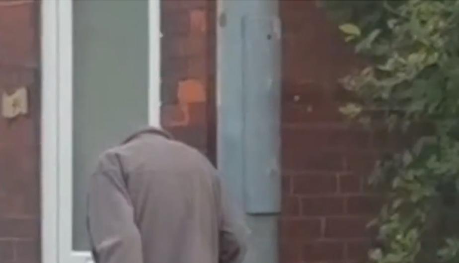 Captan a hombre "sin cabeza" paseando por las calles.