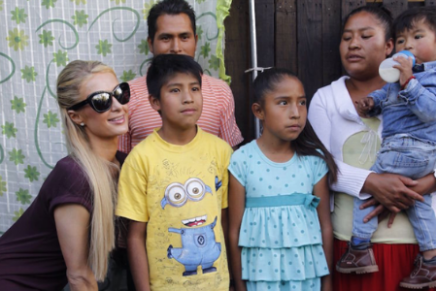 Paris Hilton visita Xochimilco para verificar reconstrucción tras 19-S
