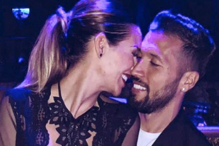 Futbolista comparte inédita foto con su novia como Dios los trajo al mundo