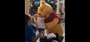 Winnie the Pooh realiza noble gesto a niño y video se hace viral