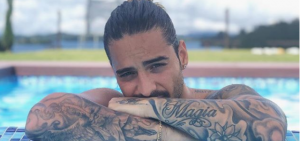 Maluma da de qué hablar con su extravagante outfit