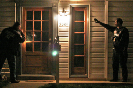 Policías atienden denuncia y se vuelven parte de ella