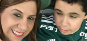 La mamá del año, su hijo no puede ver y así le relata los partidos de fútbol
