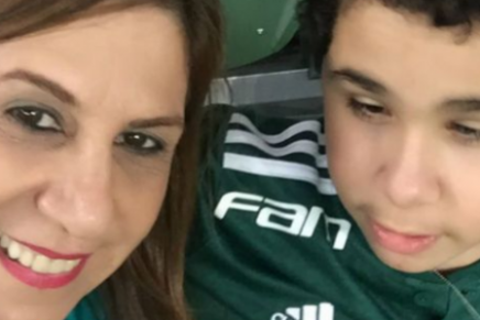 La mamá del año, su hijo no puede ver y así le relata los partidos de fútbol