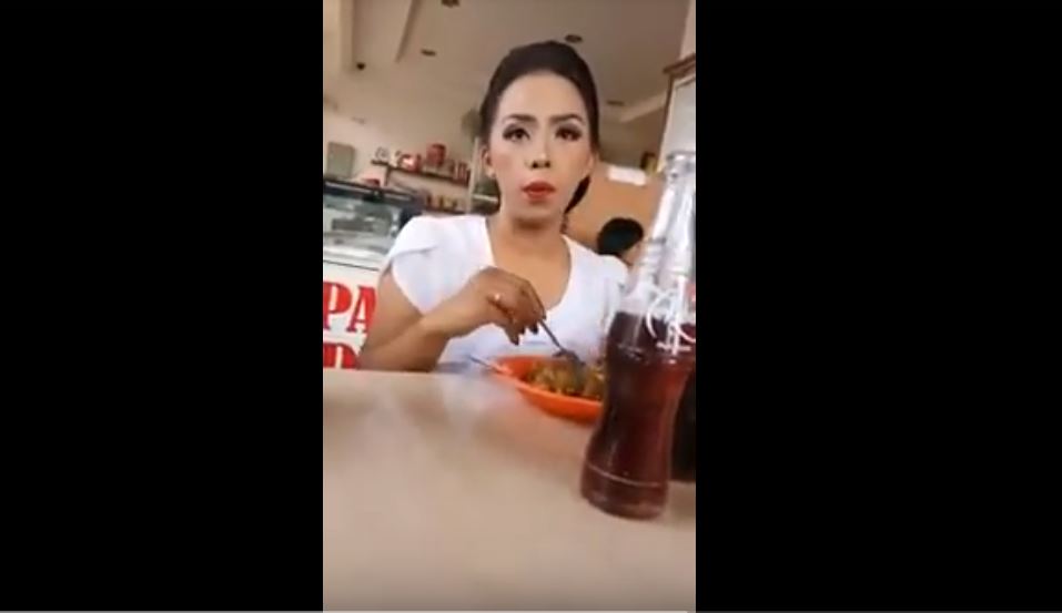 mujer come sin arruinar labial