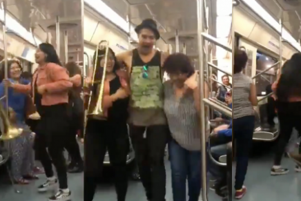 Pasajeros bailan la choca en el vagón del metro y el video se hace viral