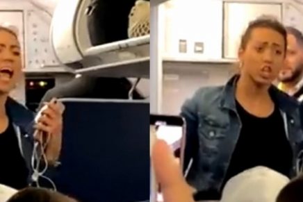 mujer pelea en avion