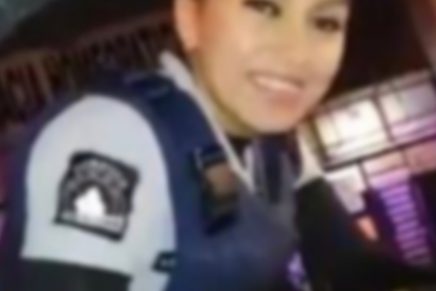 Hombre evita detención "tras ligarse" a una mujer policía