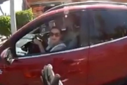 Mujer se hace viral tras discutir con motociclista y chocar