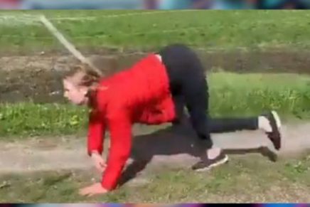 Conoce la mujer que se hizo viral por correr como un caballo