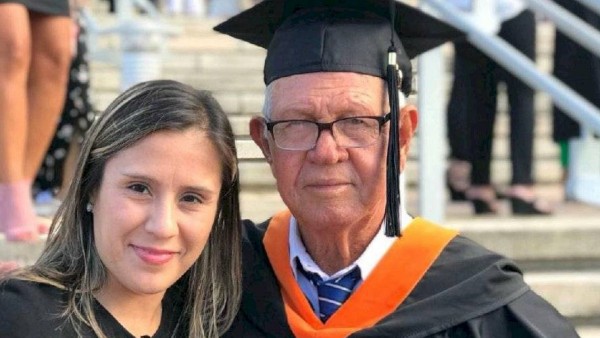 hombre se graduó a los 78