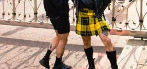 Taxista sufre de calor y se pone falda para refrescarse