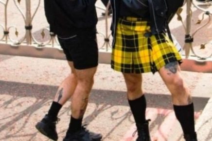 Taxista sufre de  calor y se pone falda para refrescarse