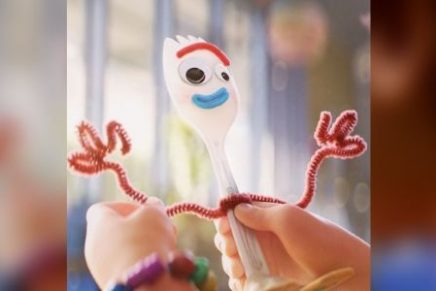 Un hombre fue captado vendiendo a “Forky”