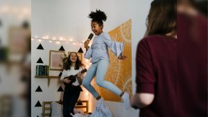 personas-disfrutan-cantar-mas-felices