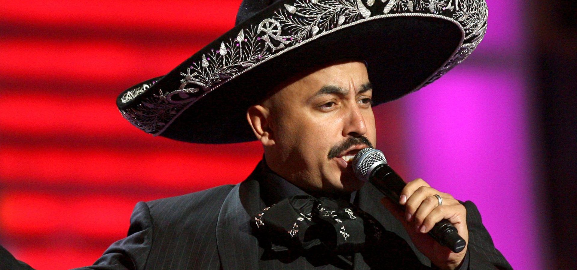 Lupillo Rivera celebra 20 años de llenos de éxitos musicales