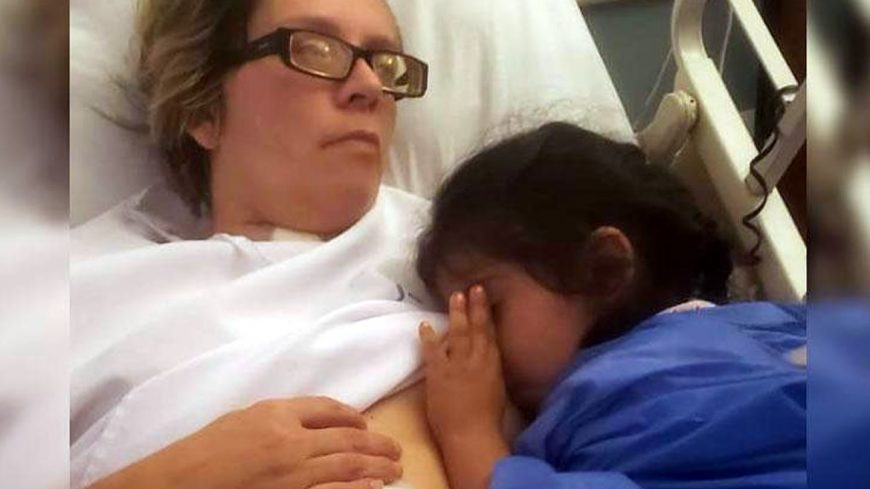 Estuvo en coma un mes y despertó al escuchar llorar a su hija